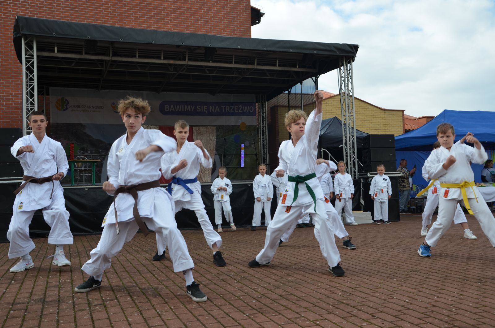 występ dzieci trenujących karate
