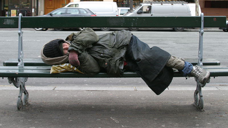 śpiący bezdomny